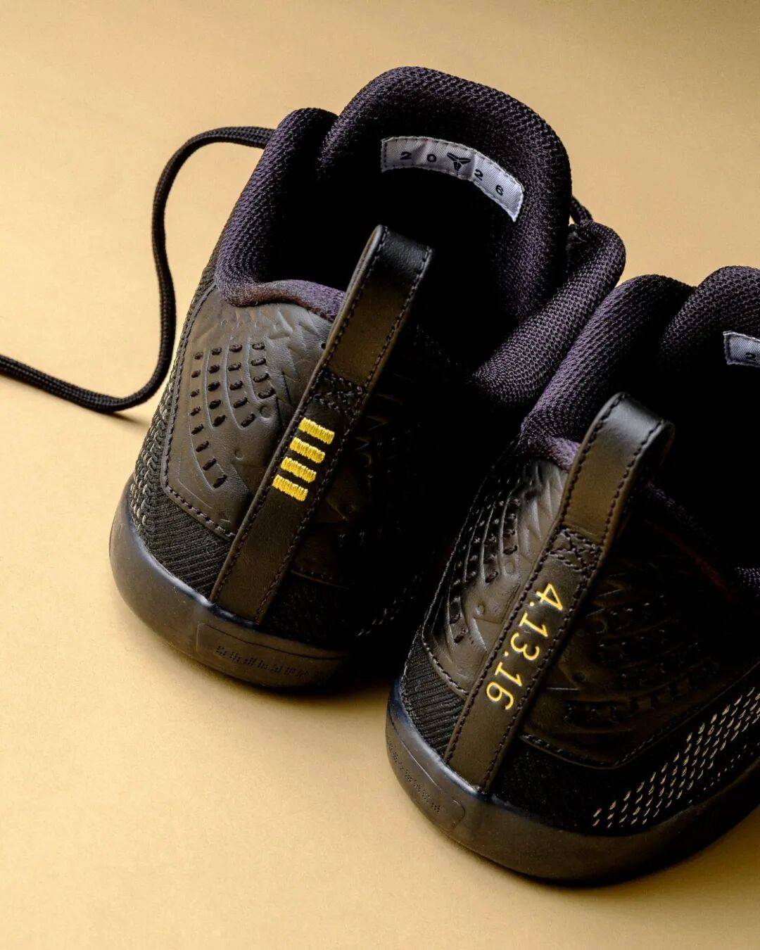 今天两双「黑金 Kobe 11」发售，你中了吗？